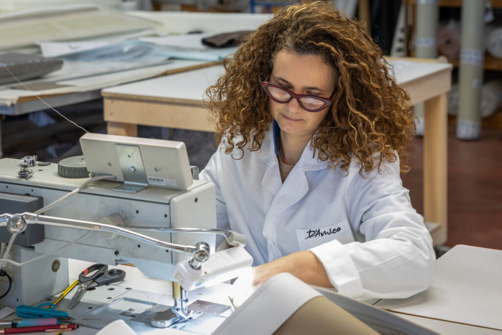 operatrice che utilizza macchina da cucire