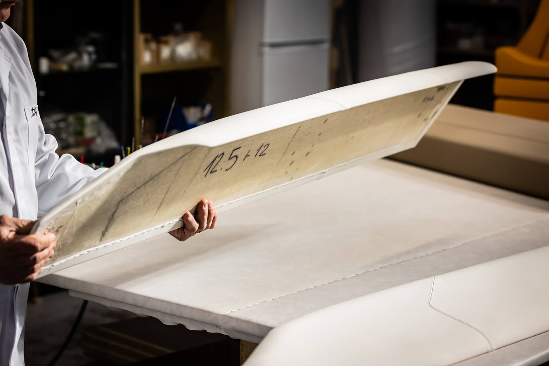 tappezzeria nautica d'amico fase assemblaggio imbottiti su vetroresine in legno