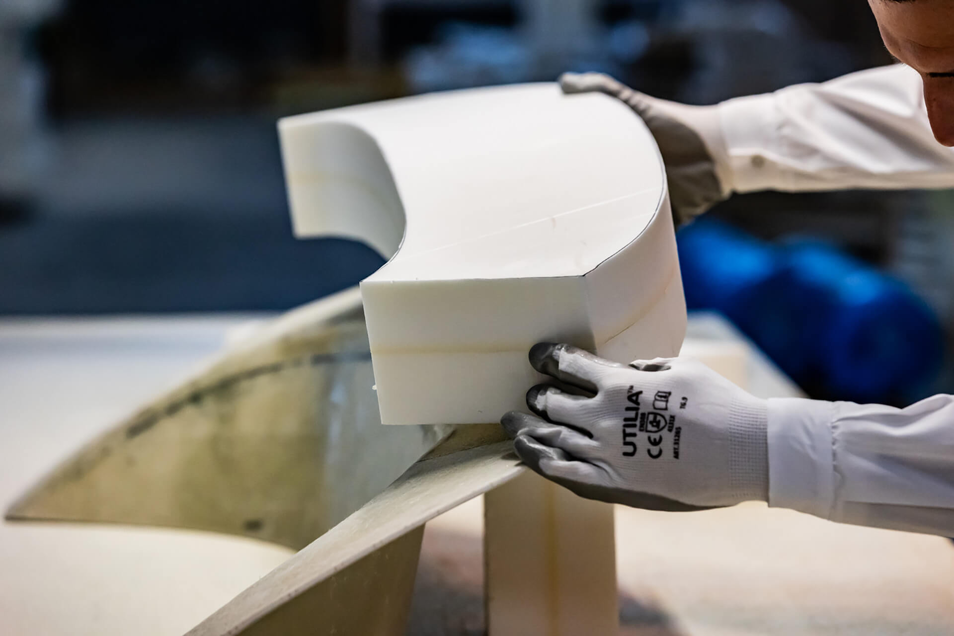 tappezzeria nautica d'amico fase assemblaggio imbottiti su vetroresine in legno