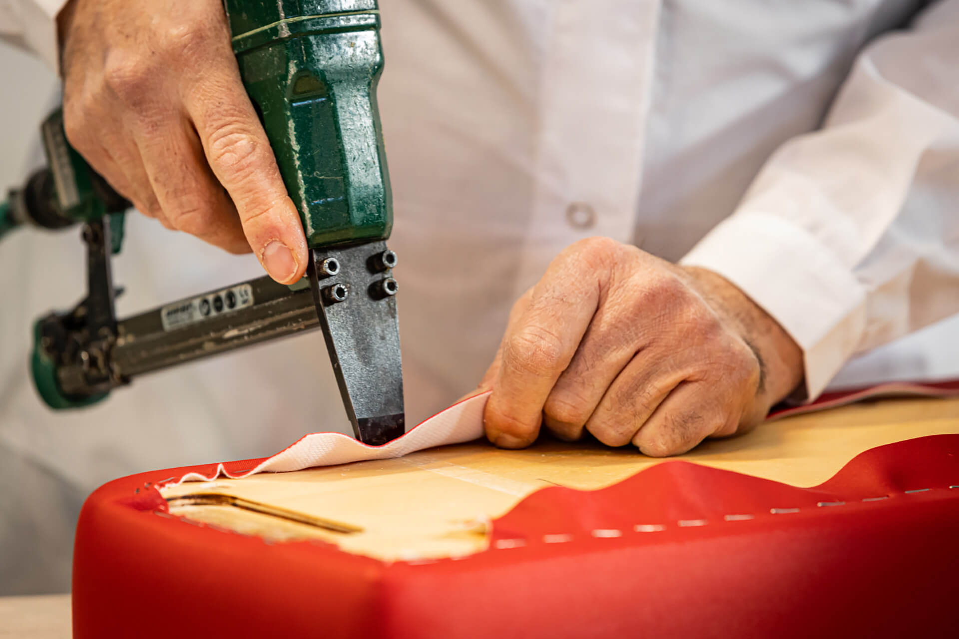 tappezzeria nautica d'amico fase montaggio rivestimenti