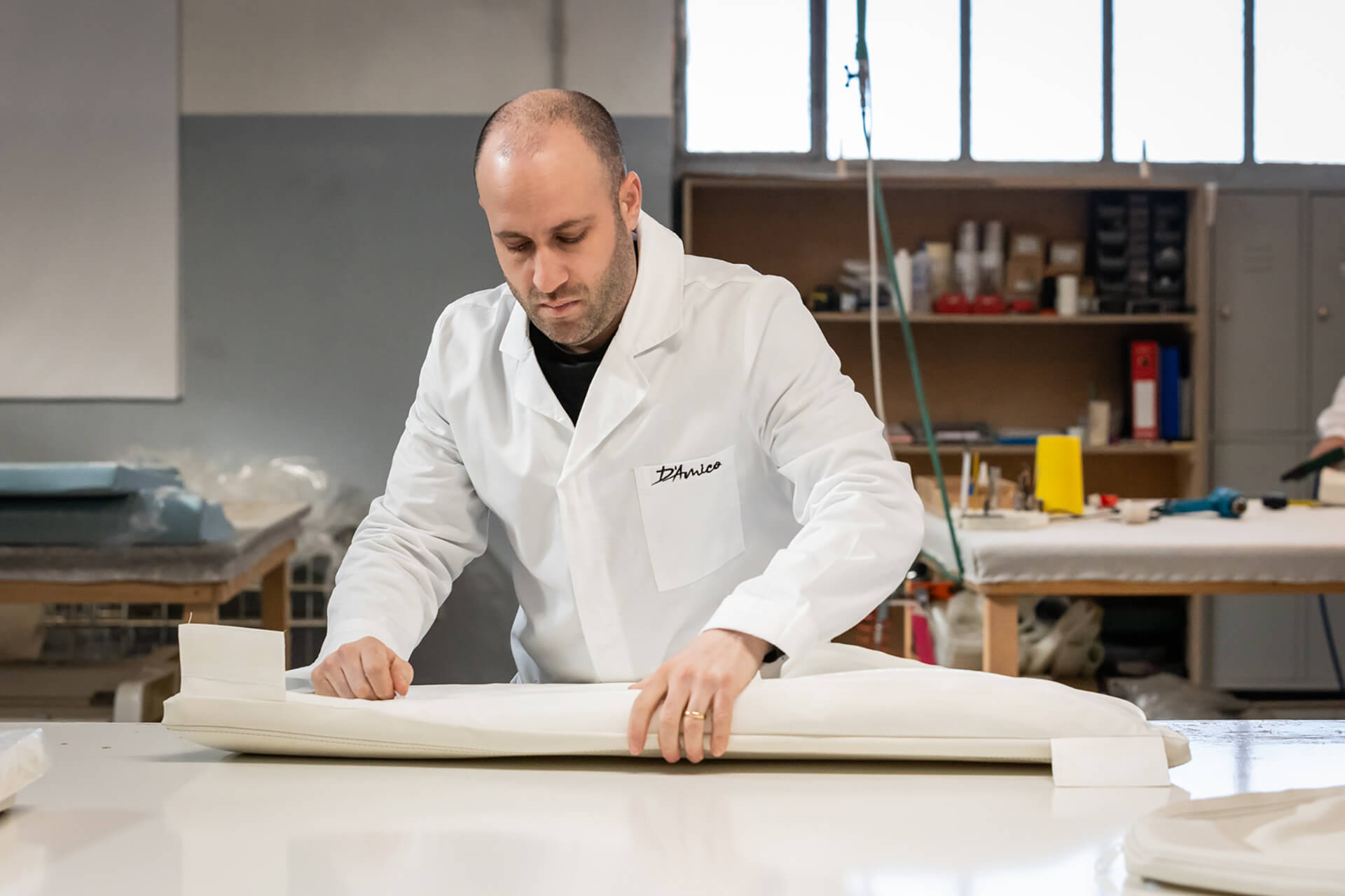 tappezzeria nautica d'amico fase montaggio rivestimenti