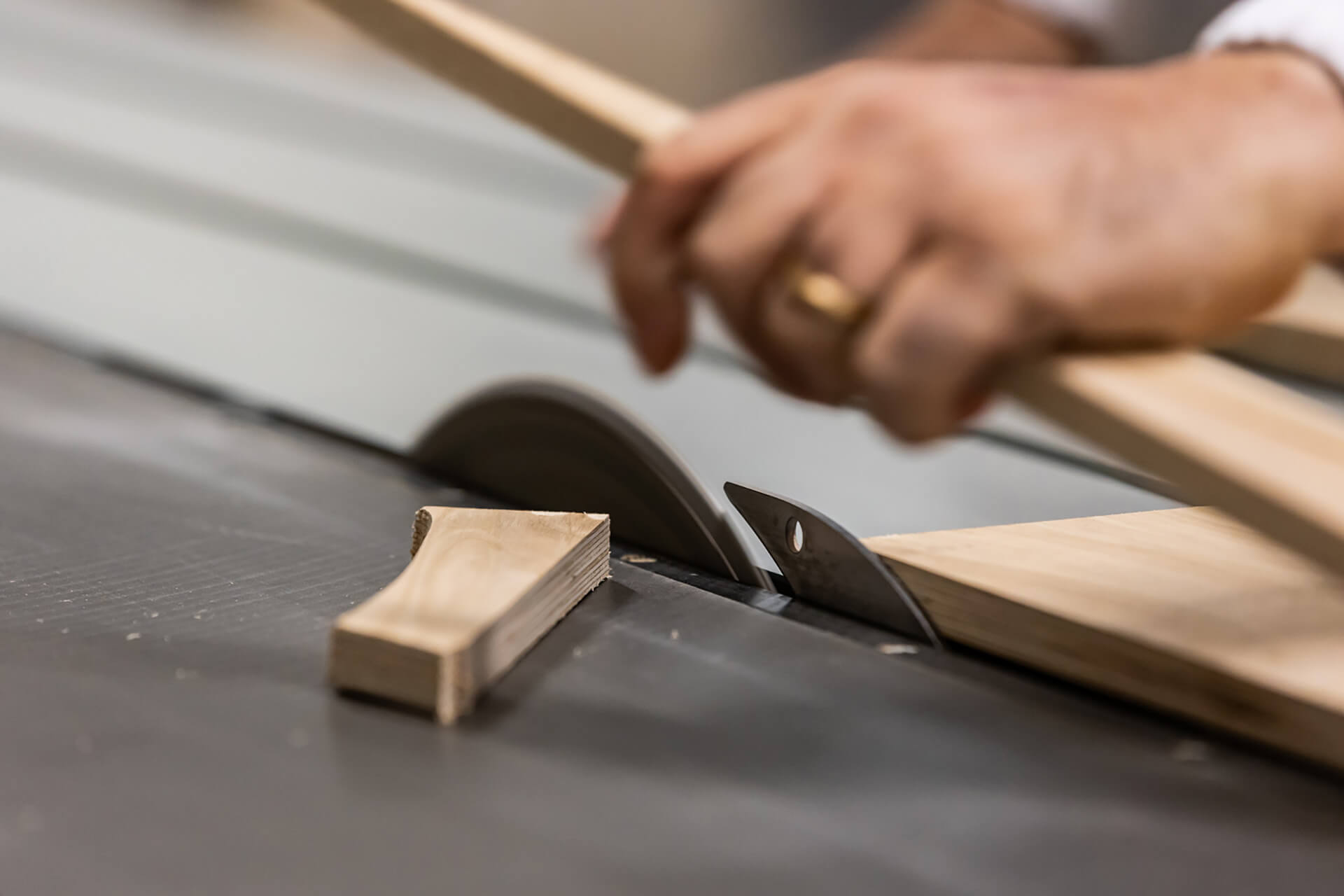 tappezzeria nautica d'amico fase realizzazione strutture legno