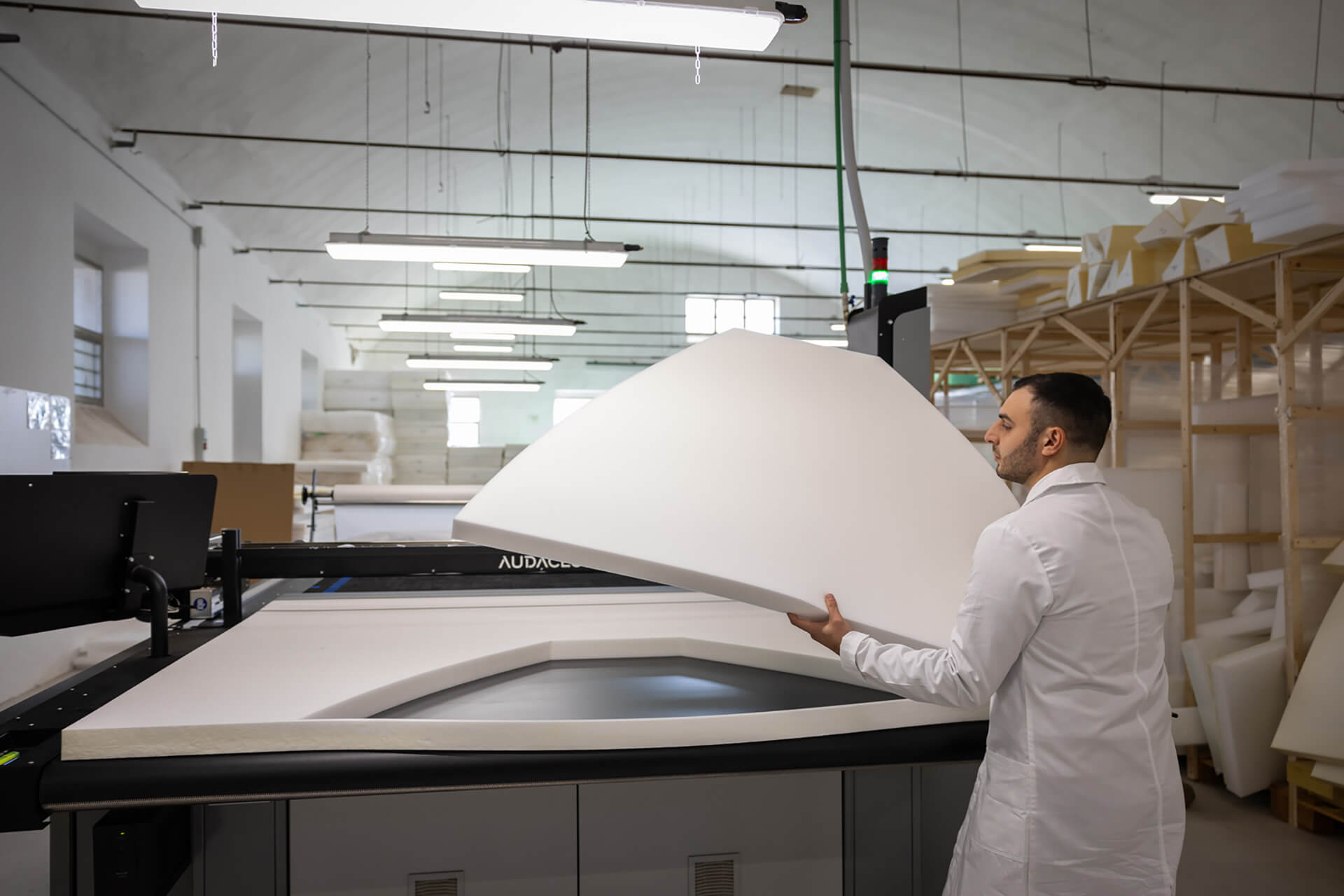 tappezzeria nautica d'amico fase taglio imbottiture